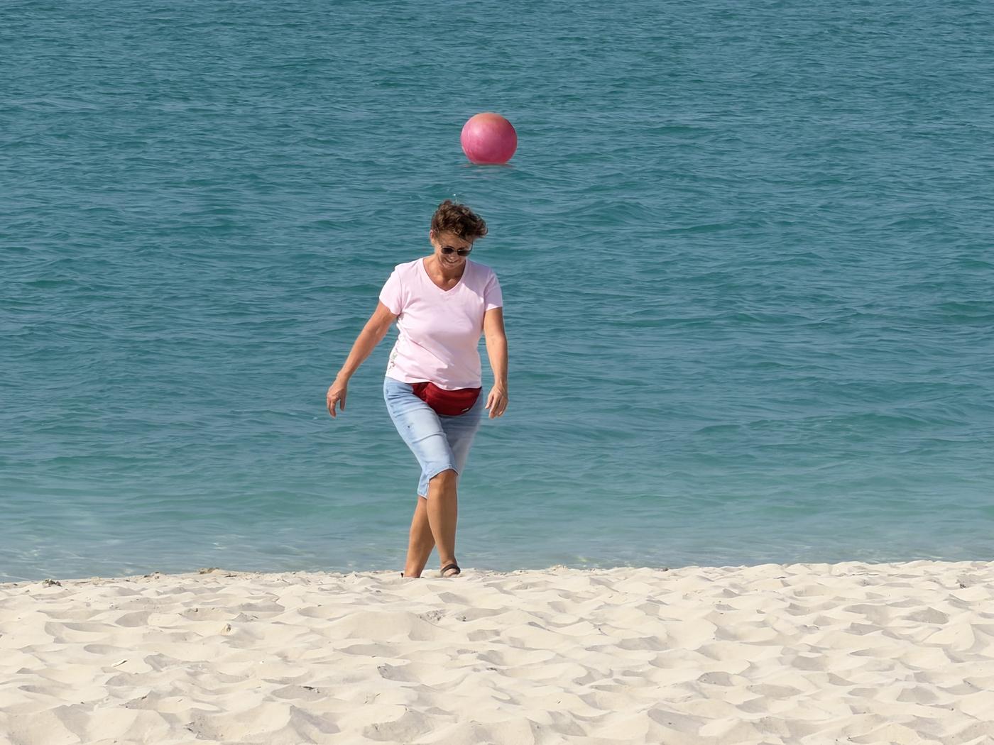 Kerstin mit dem Ball am Strand